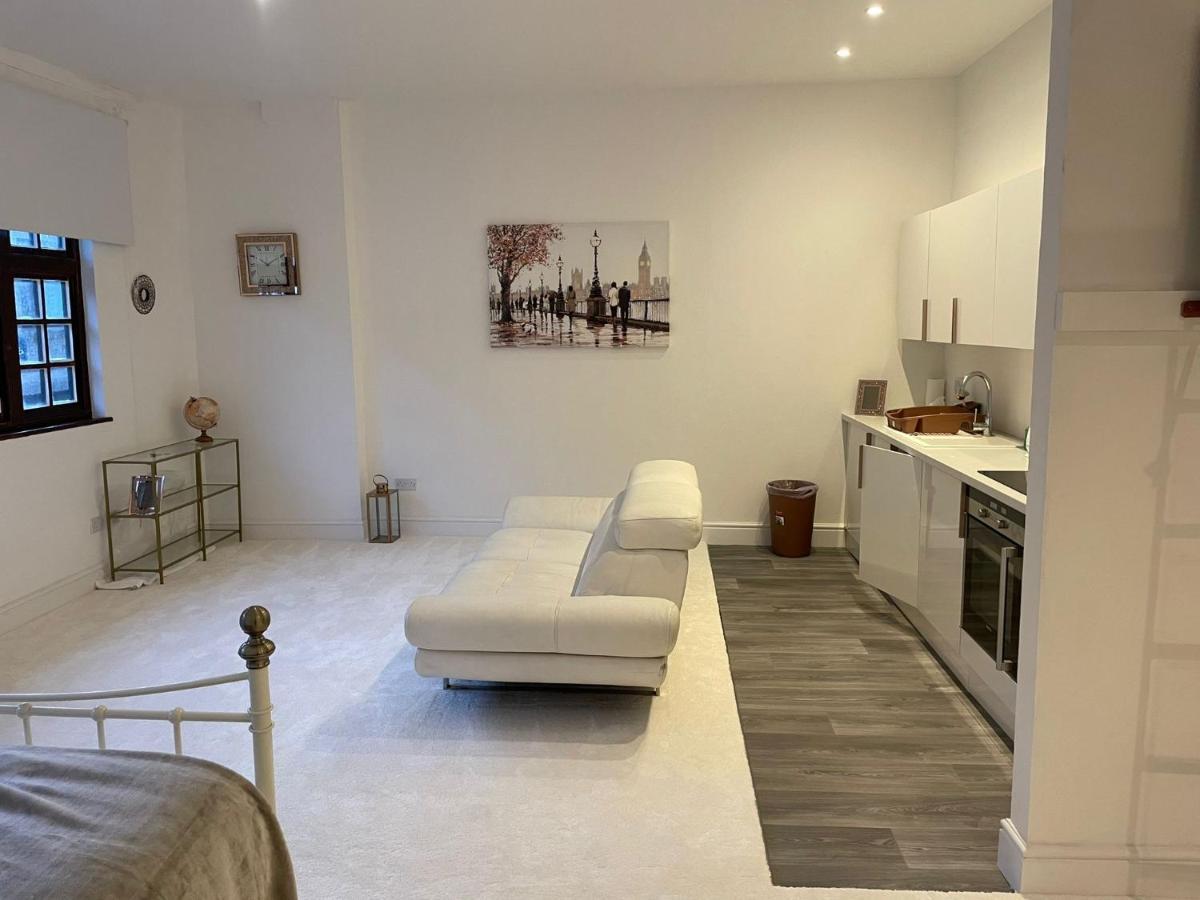 Lovely 1-Bedroom Loft Apartment Above Shop With Free Parking- Long Term Let Available Maldon Exterior photo